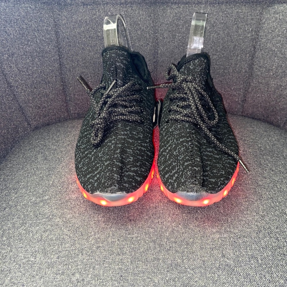 Leovera Unisex Womens SZ 7.5 Men’s SZ 6 Grey LED USB Light-Up Sneakers